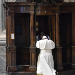 Papa sobre a confissão: receber amor divino, passando da miséria à misericórdia